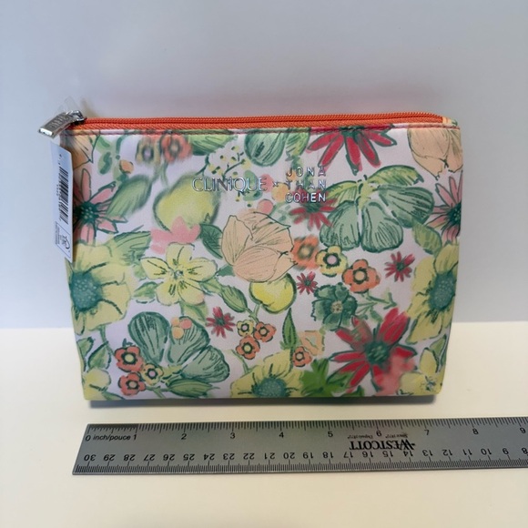 Clinique + Jonathan Cohen Make Up Bag With 8 Piece Make Up Set - Picture 6 of 8